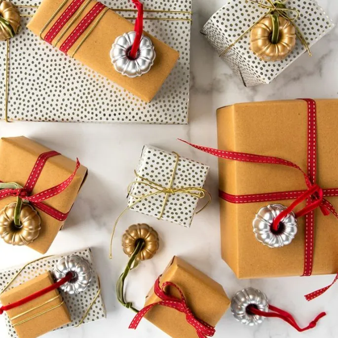 Adorno árbol navidad molde bundt dorado - Nordic Ware