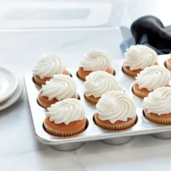 Bandeja molde de aluminio con tapa para 12 magdalenas o cupcakes Naturals - Nordic Ware