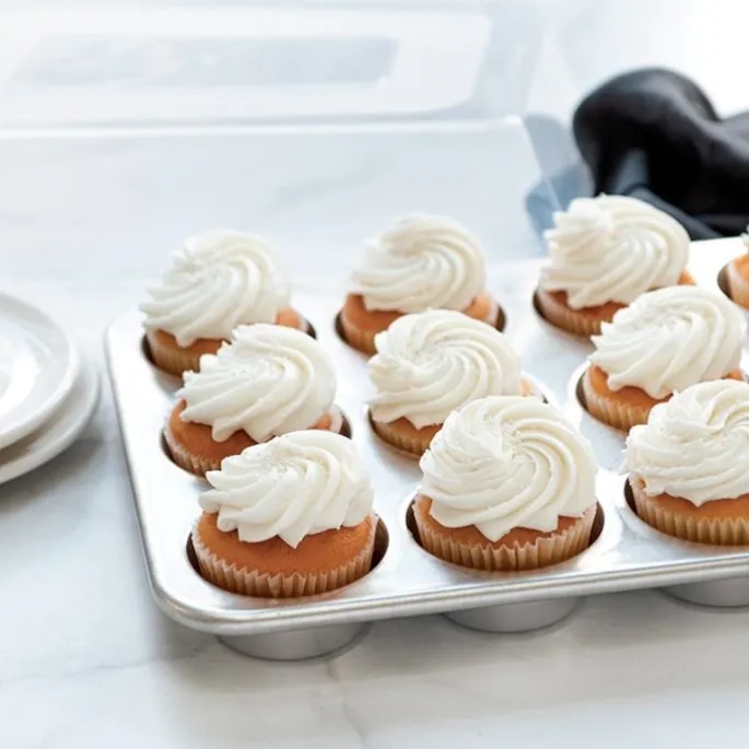 Bandeja molde de aluminio con tapa para 12 magdalenas o cupcakes Naturals - Nordic Ware
