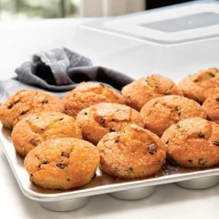 Bandeja molde de aluminio con tapa para 12 magdalenas o cupcakes Naturals - Nordic Ware