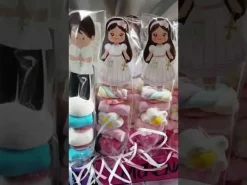 Brocheta de gominolas niña de Comunión rubia
