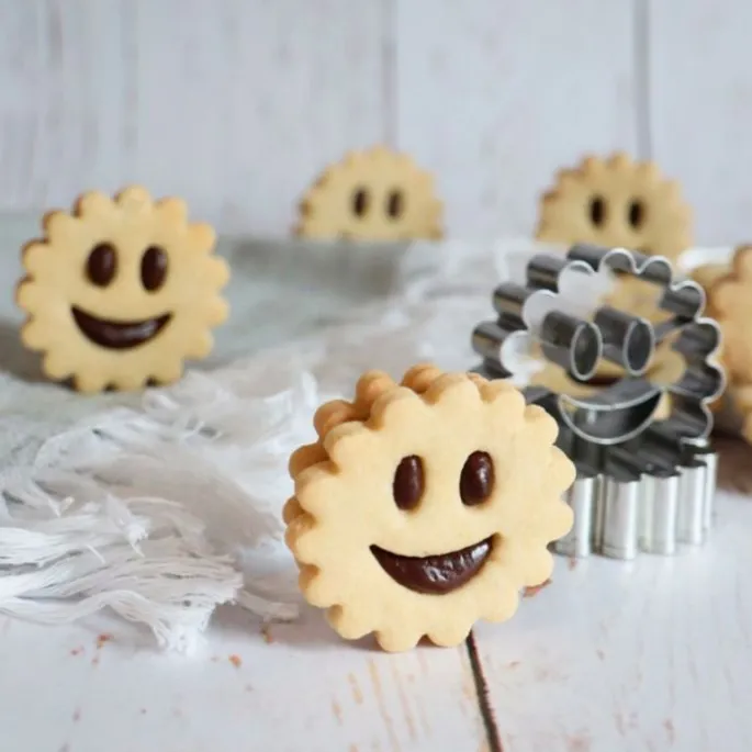 Cortadores para galletas de chocolate con caritas (2) - ScrapCooking
