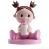 Figura niña bebé de bautizo con biberón 10 cm - Dekora