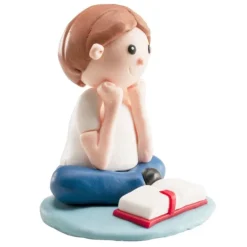 Figura niño de comunión leyendo biblia 8 cm - Dekora