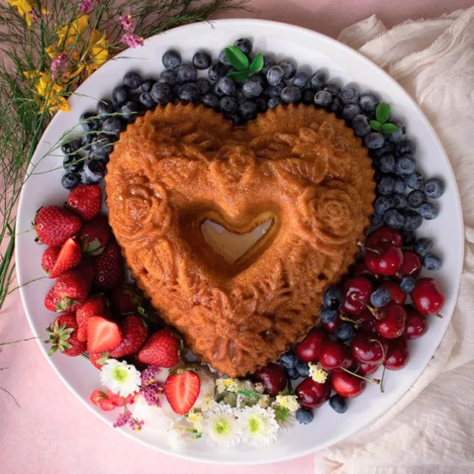 Molde Floral Heart Bouquet Bundt Pan - Nordic Ware