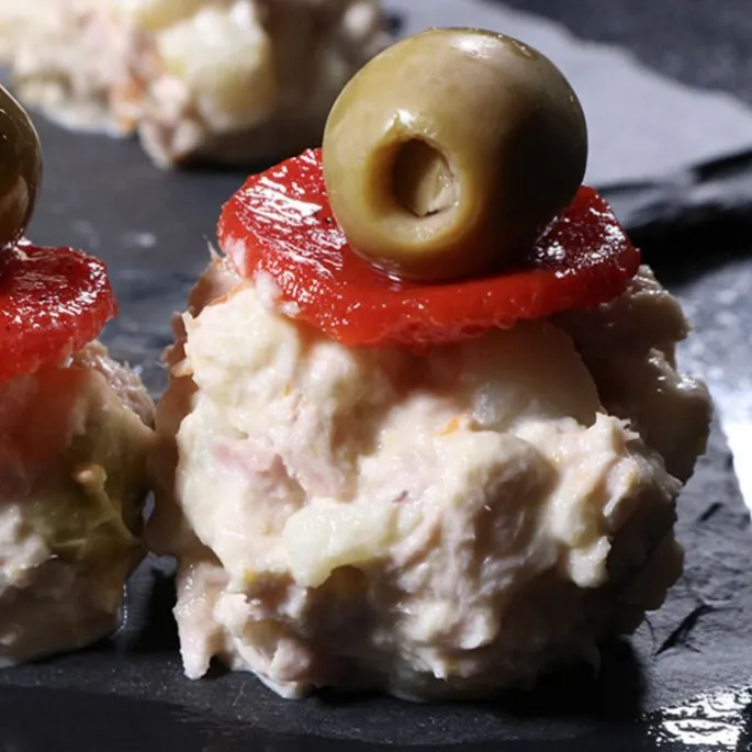 Pinzas para croquetas y albóndigas con 4 moldes azules turquesa - La Croquetera