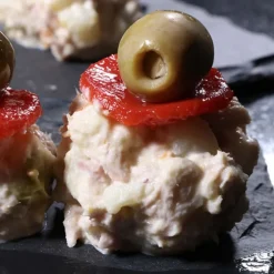 Pinzas para croquetas y albóndigas con 4 moldes azules - La Croquetera