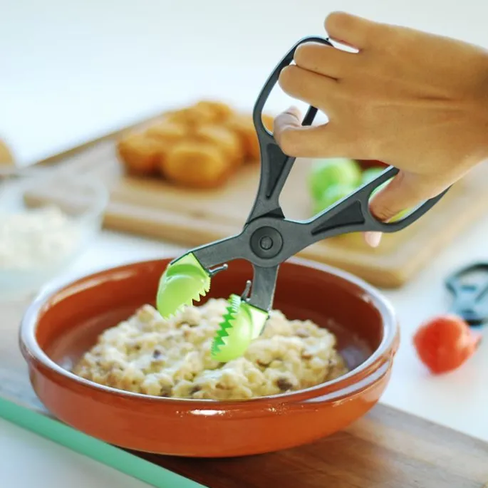 Pinzas para croquetas y albóndigas con 4 moldes verdes pistacho - La Croquetera